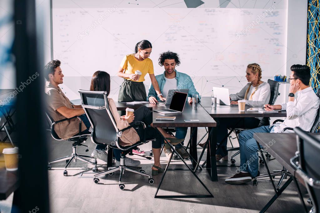 Team eines inhabergeführten Unternehmens in Besprechung