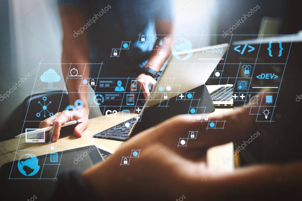 Entwickler arbeitet an Cloud-Software