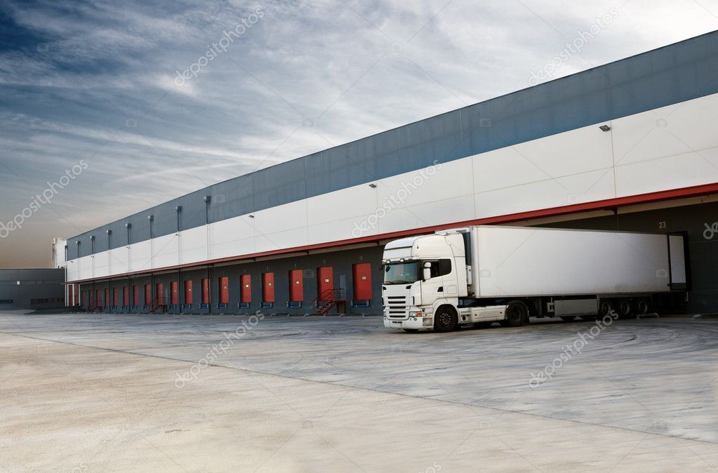 Lkw und Lagerhalle als Symbol für Spedition und Transport